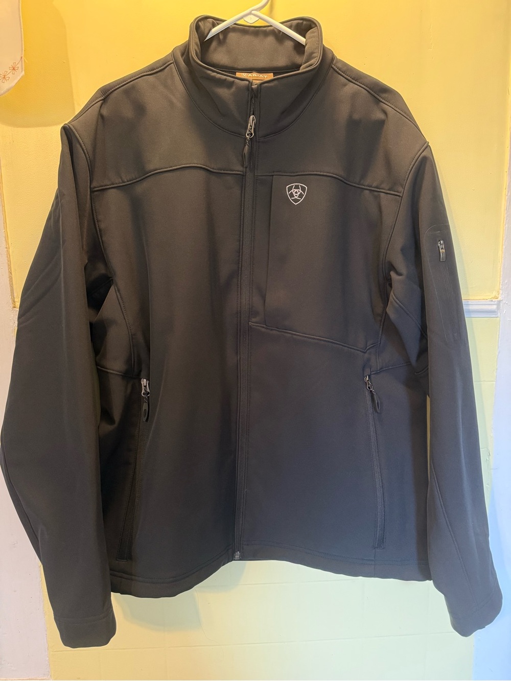 Ariat Men’s Black Full-Zip Softshell Jacket